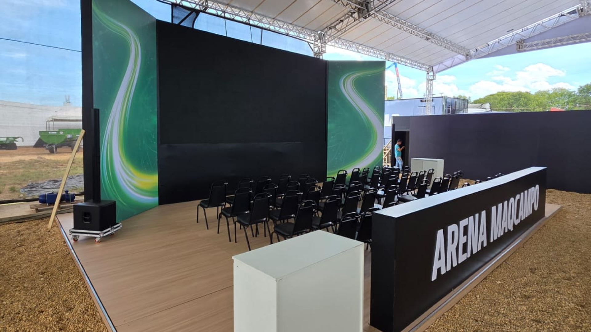 Arena de evento com palco e plateia