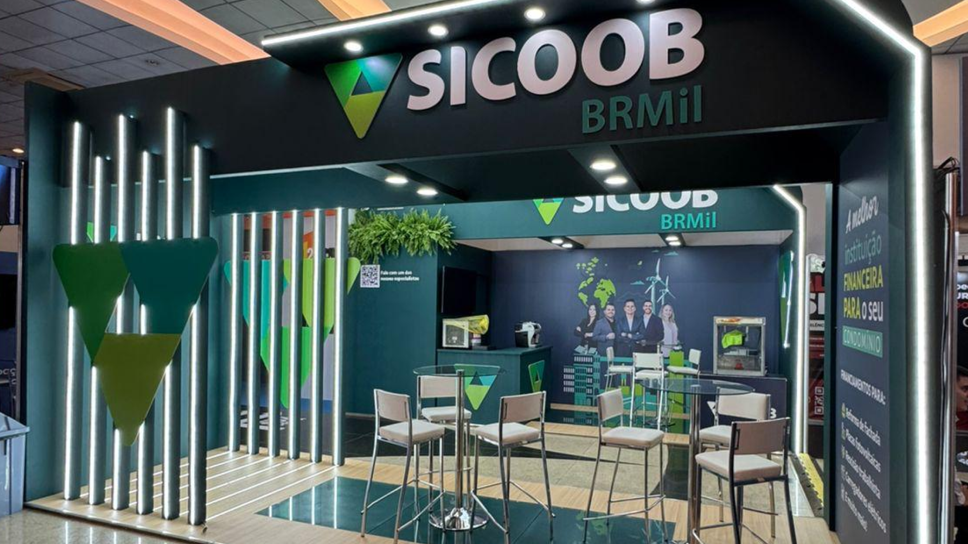 Estande Sicoob com linhas verticais iluminadas